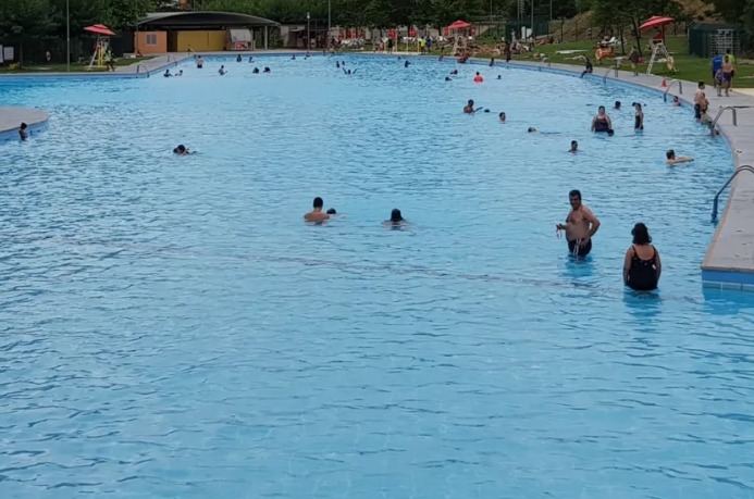 Dos dies de dol oficial per la nena ofegada a la piscina de Vallparadís