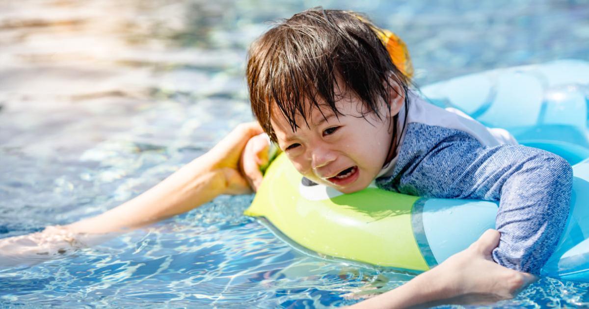 socorristas nino infant miedo por agua piscina playa platja mar